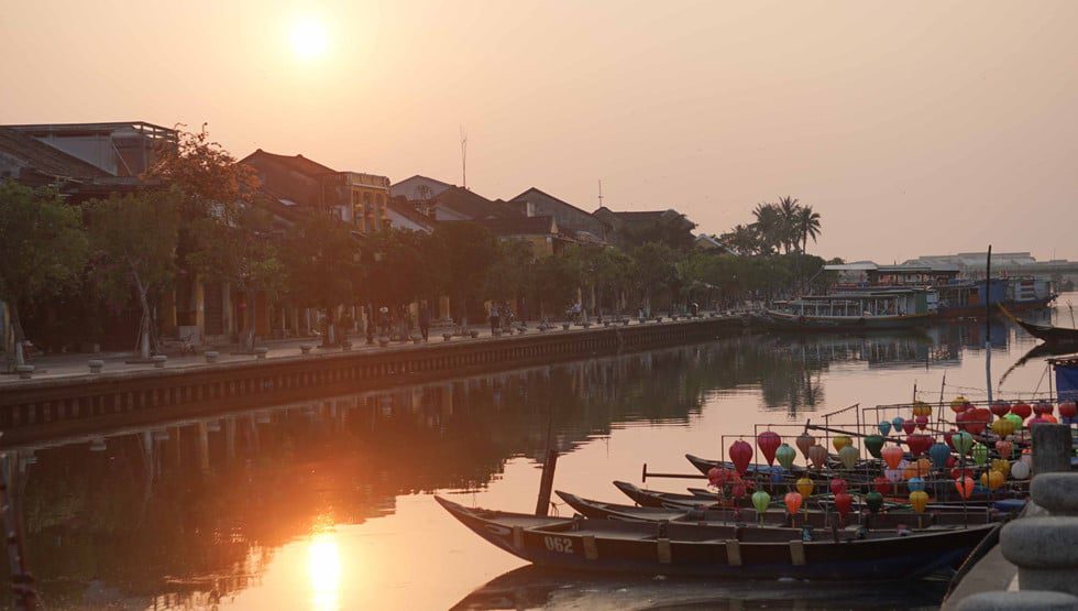 Sự bình yên len lỏi sâu tận tâm hồn nhiều người khi đến với Hội An vào sáng sớm /// HUY ĐẠT