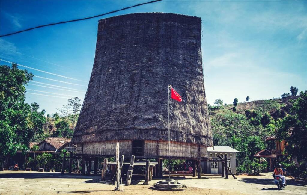 Lửa hồng ở làng cổ vùng biên giới Tây Nguyên