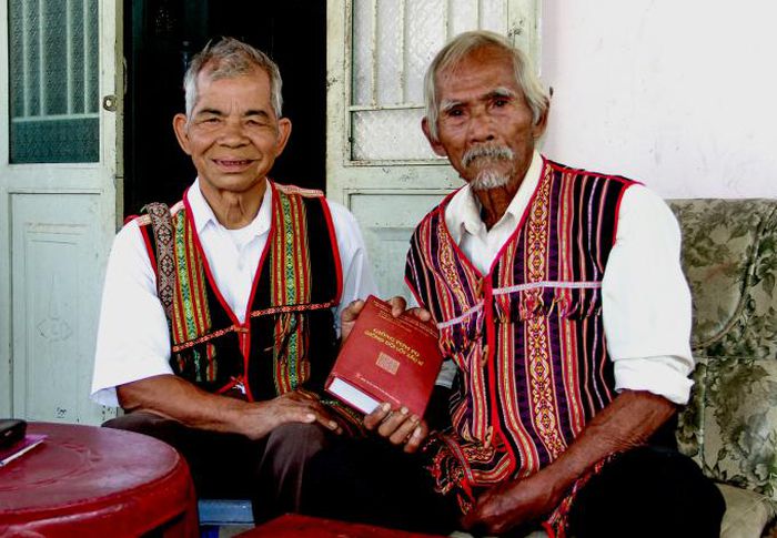 'Mang nợ' sử thi