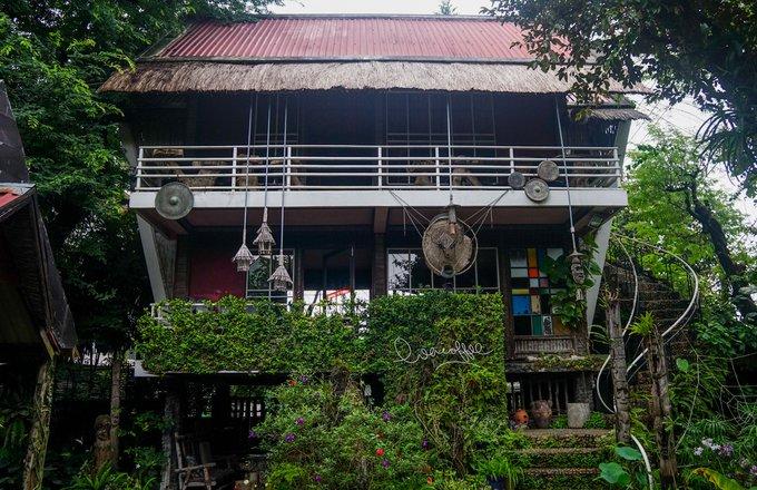 Nhiều năm nay, quán cà phê trên đường Phan Chu Trinh mang nét văn hóa các dân tộc Tây Nguyên là điểm đến thường xuyên của du khách khi đến với thành phố Kon Tum (tỉnh Kon Tum).