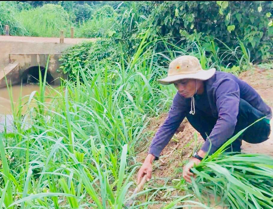 ly ky chuyen ty phu nguoi ro ngao cap sach di hoc trong ca phe hinh anh 2