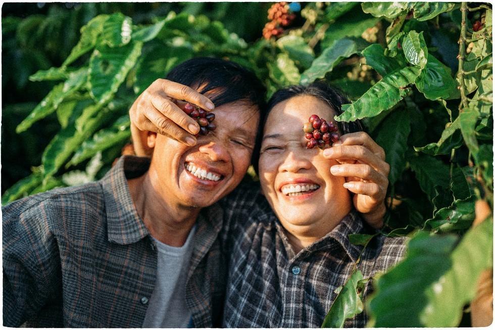 Bộ ảnh 'tình tứ' ở vườn cà phê của vợ chồng Kon Tum gây sốt