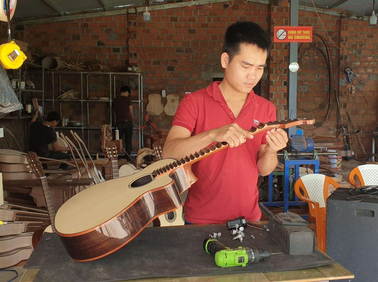 Chế tác đàn guitar ở phố núi