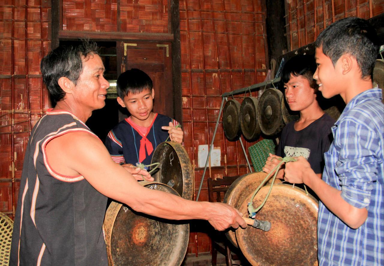 Nghệ nhân A Pheh “truyền lửa” đam mê cồng chiêng