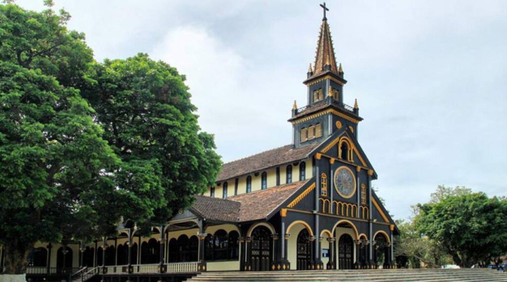 Đến Kon Tum khám phá nhà thờ gỗ 100 tuổi