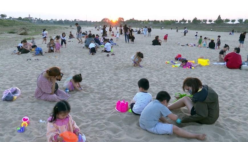 Người dân thích thú với “bãi biển” giữa lòng thành phố Kon Tum