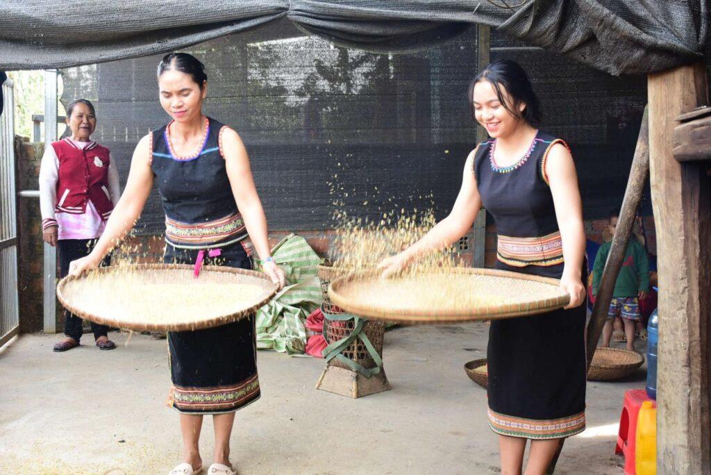 Nhịp chày giã gạo còn vang