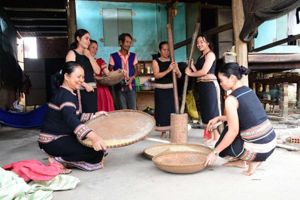 Nhịp chày giã gạo còn vang