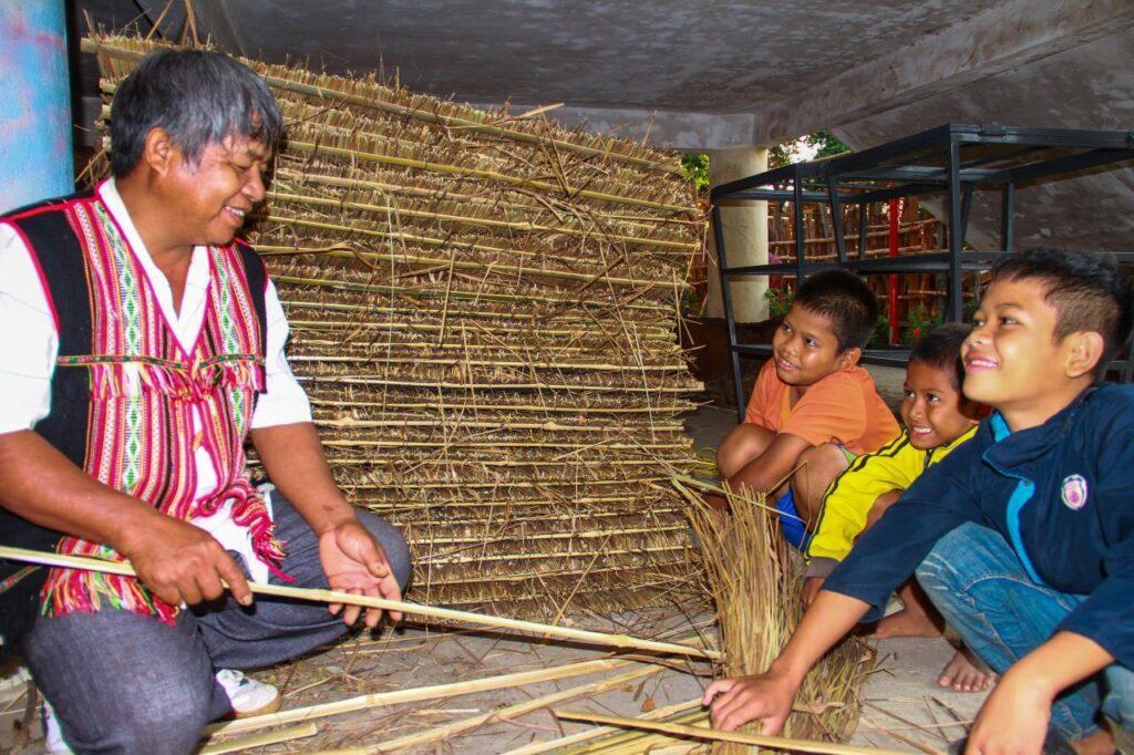 Nghệ nhân A Phưk lưu giữ “hồn” cho nhà rông