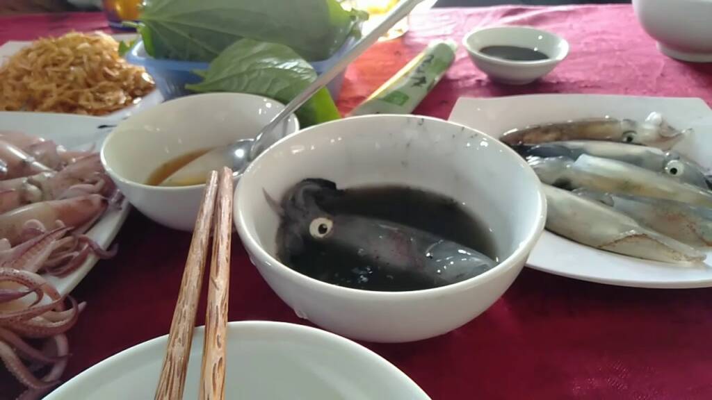 Những đặc sản ăn sống nổi tiếng khắp Việt Nam mà không phải ai cũng can đảm thử