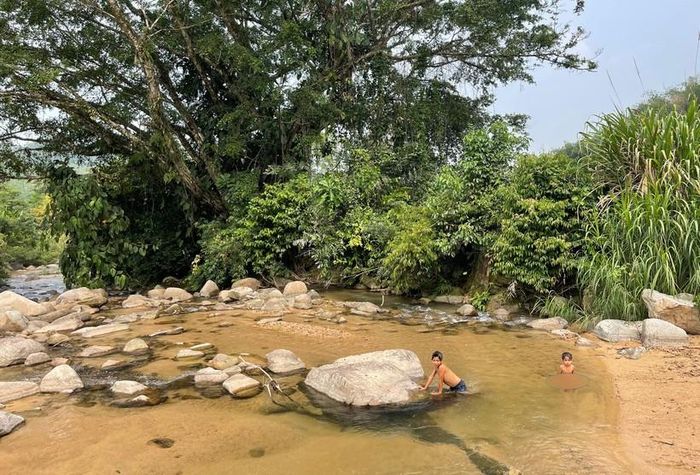 Sông, suối trở thành... điểm vui chơi Hè