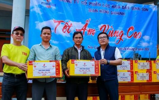 Ban Kinh doanh BSR mang Tết ấm đến vùng cao huyện Sơn Tây tỉnh Quảng Ngãi