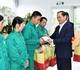 Bộ trưởng Ngoại giao Bùi Thanh Sơn tặng quà công nhân lao động ở Hòa Bình