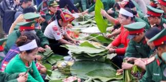 Đại diện các cộng đồng dân tộc tham gia chương trình “Bánh chưng xanh - Tết vì người nghèo”