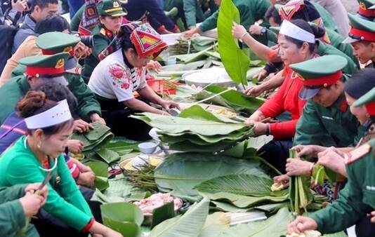 Đại diện các cộng đồng dân tộc tham gia chương trình “Bánh chưng xanh - Tết vì người nghèo”