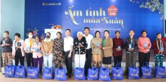 Sacombank- Chi nhánh Kon Tum trao 320 suất quà cho người nghèo