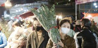 Chợ hoa Quảng An nhộn nhịp ngày Tết, tiểu thương trưng dụng gara ôtô làm nơi buôn bán