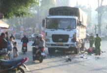 Kon Tum: Tai nạn giữa xe máy và xe tải lúc rạng sáng, 2 người tử vong