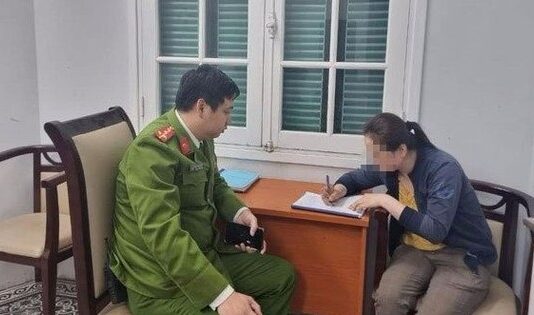 Bản tin 8H: &apos;Chặt chém&apos; khách Tây 3 cái bánh rán giá 100.000 đồng