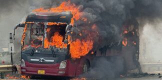 Kon Tum: Cháy xe khách trên đèo Lò Xo