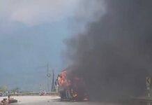 Kon Tum: Xe khách chở 21 người bất ngờ bốc cháy trên đèo Lò Xo