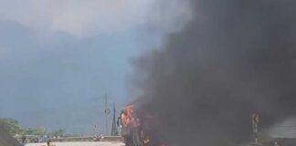 Kon Tum: Xe khách chở 21 người bất ngờ bốc cháy trên đèo Lò Xo