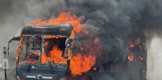 Ôtô chở 21 người cháy trên đèo Lò Xo