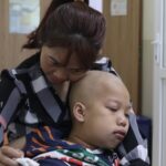 ‘Con muốn sống’: Người mẹ đơn thân khắc khổ mong gánh được bệnh cho con