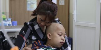 ‘Con muốn sống’: Người mẹ đơn thân khắc khổ mong gánh được bệnh cho con