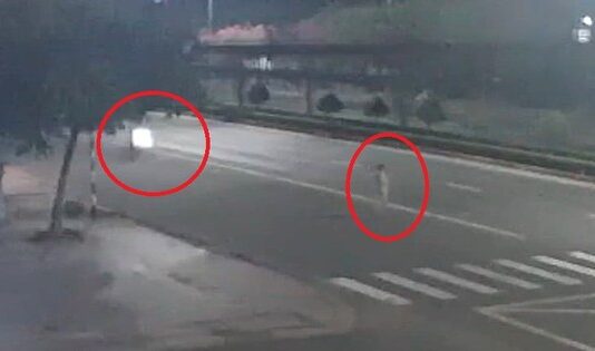 CLIP: Xe máy tông văng người phụ nữ trên quốc lộ 14 rồi bỏ chạy