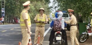 Cảnh sát giao thông Kon Tum tặng hàng nghìn chai nước cho người dân, du khách 
