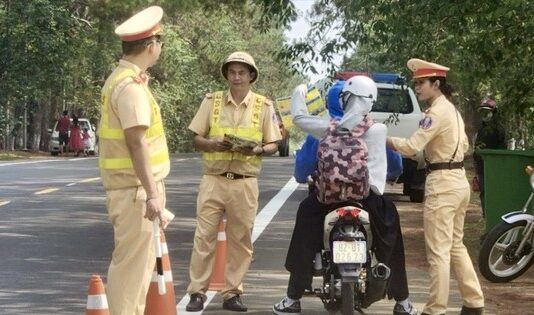 Cảnh sát giao thông Kon Tum tặng hàng nghìn chai nước cho người dân, du khách 