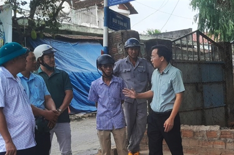 Chủ tịch UBND thành phố Kon Tum kiểm tra tình hình thiếu nước sinh hoạt tại phường Duy Tân