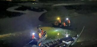 Ghe chở 6 công nhân xây cao tốc bị lật trên sông