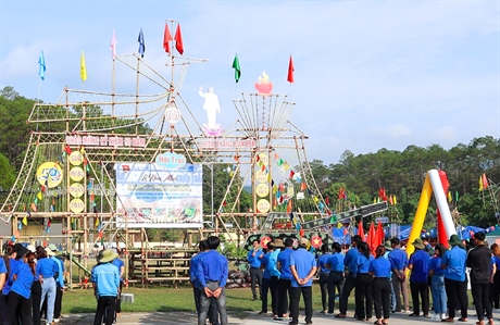 Khai mạc Hội trại trưng bày sản phẩm văn hóa truyền thống, các sản phẩm OCOP đặc trưng