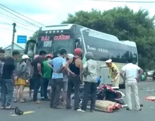 Xe máy đâm đuôi ô tô taxi rồi tai nạn liên hoàn, 4 người thương vong ở Gia Lai