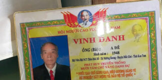 Bảng 'vinh danh' người cao tuổi giá 600 nghìn đồng